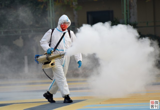 救援队走进大学进行防疫消杀为师生健康安全筑起一道防护网