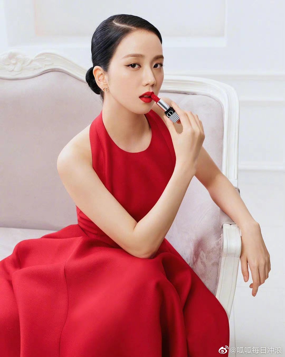 dior力捧的jisoo金智秀红唇大片来看看表现力