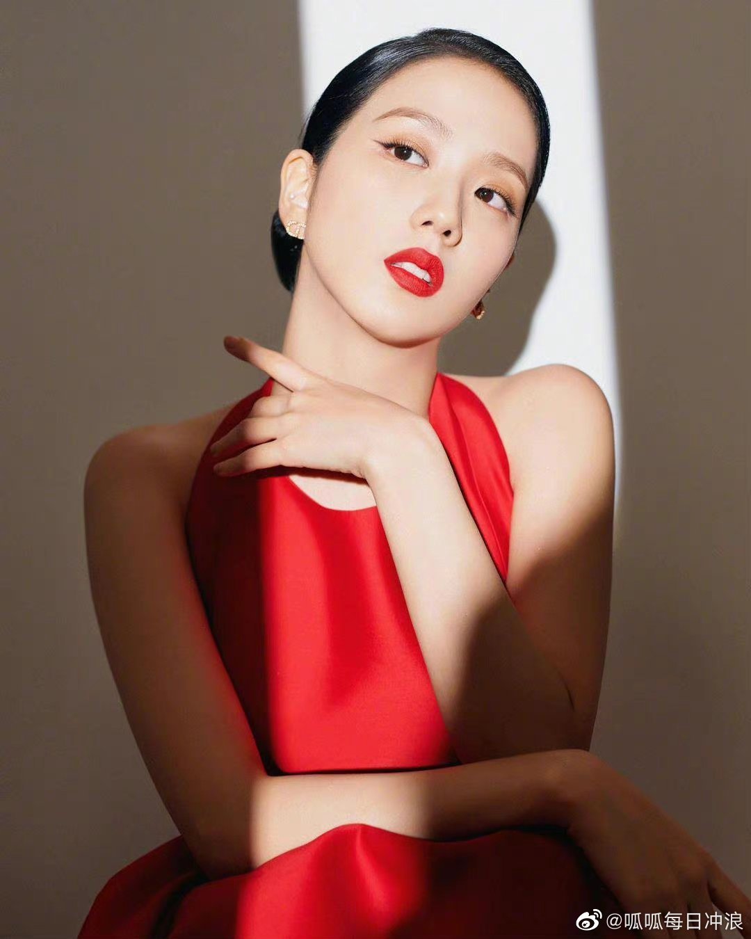 dior力捧的jisoo金智秀红唇大片来看看表现力