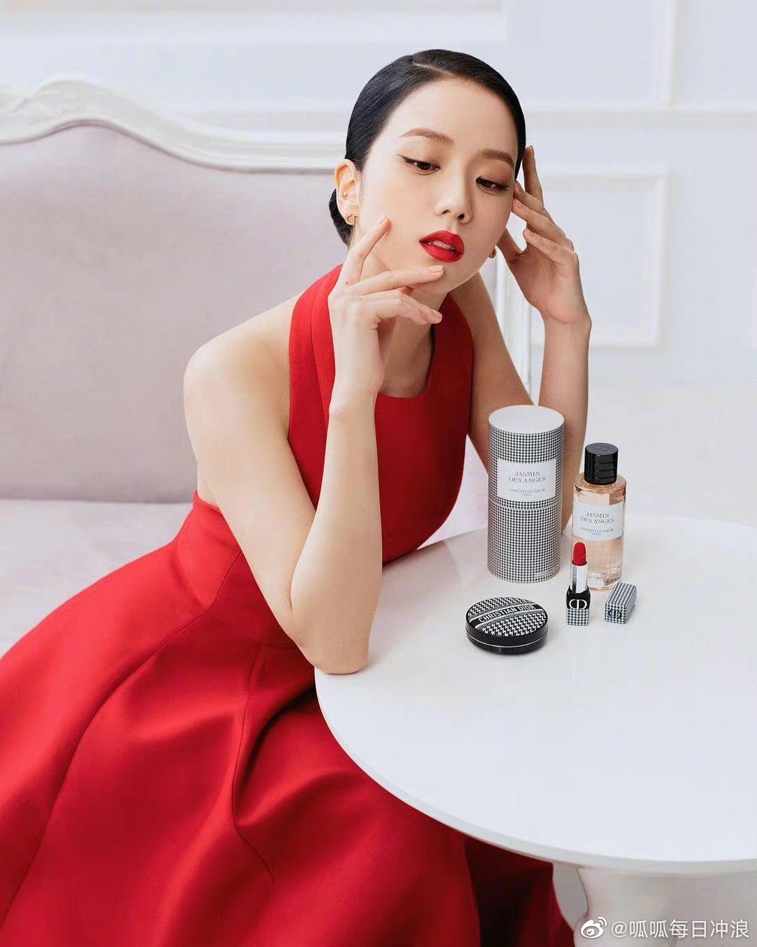 dior力捧的jisoo金智秀红唇大片来看看表现力