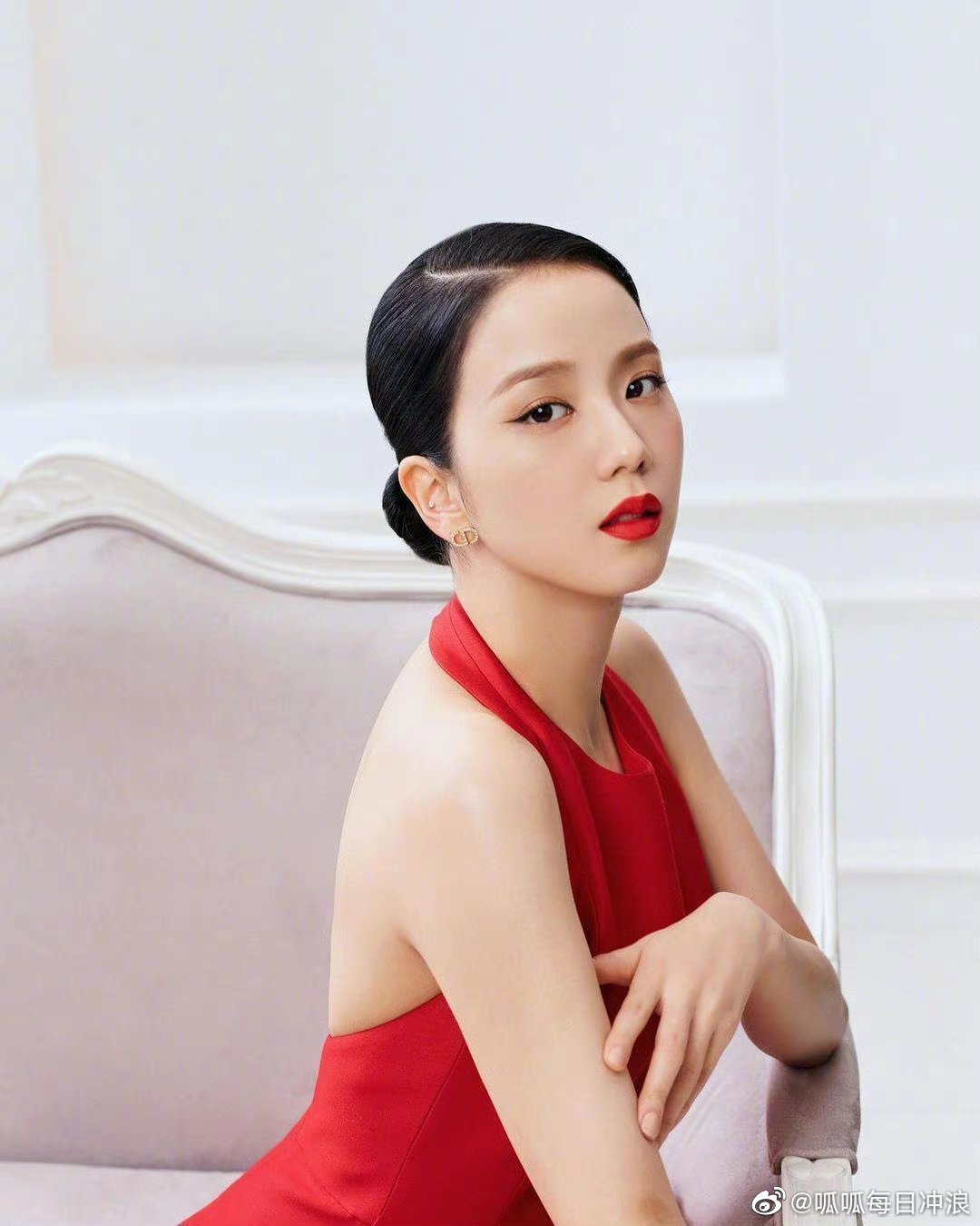 dior力捧的jisoo金智秀红唇大片来看看表现力