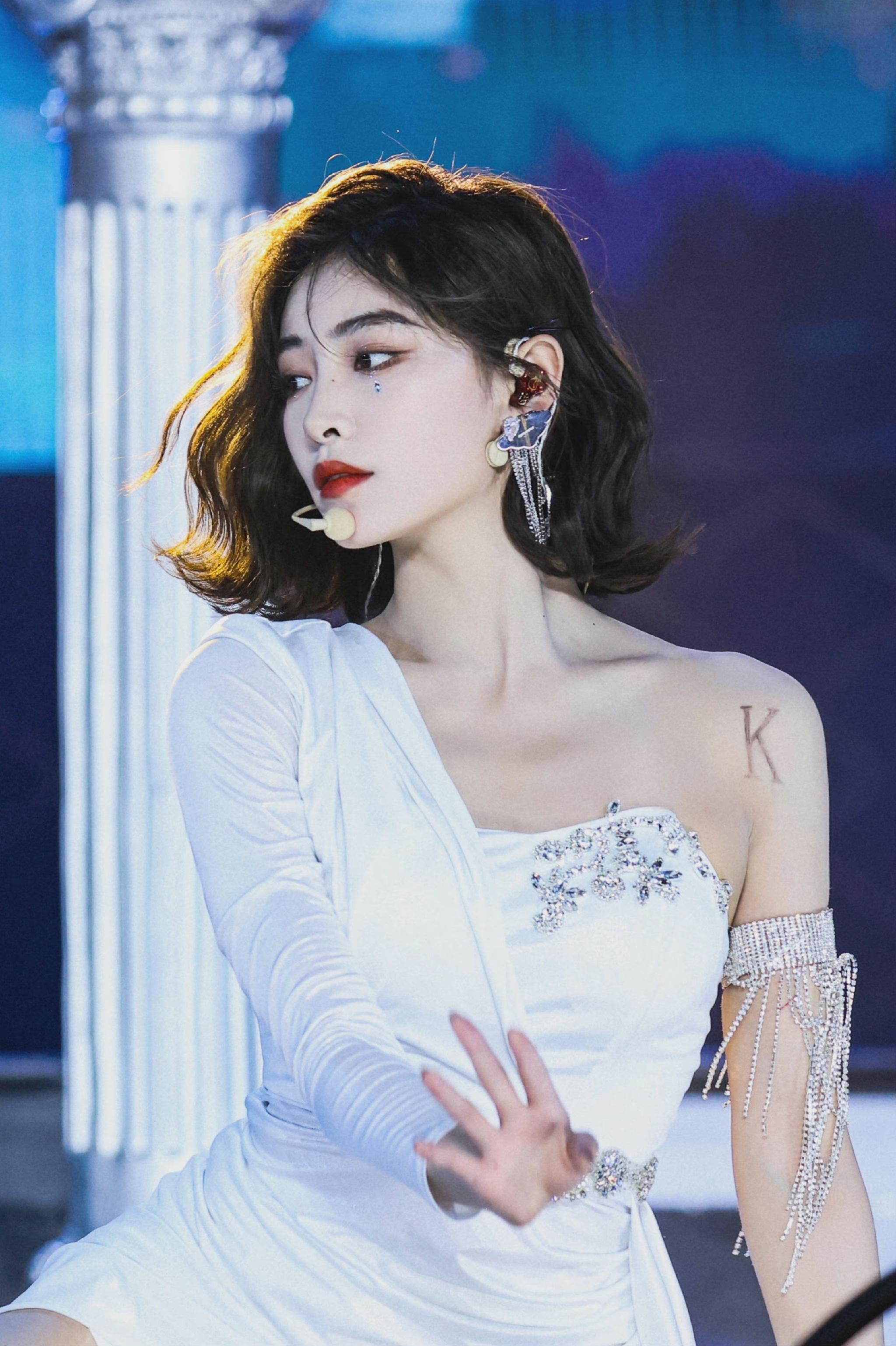 许佳琪演唱会日常花絮图 直角肩 天鹅颈 绝美kiki|许佳琪|演唱会|kiki