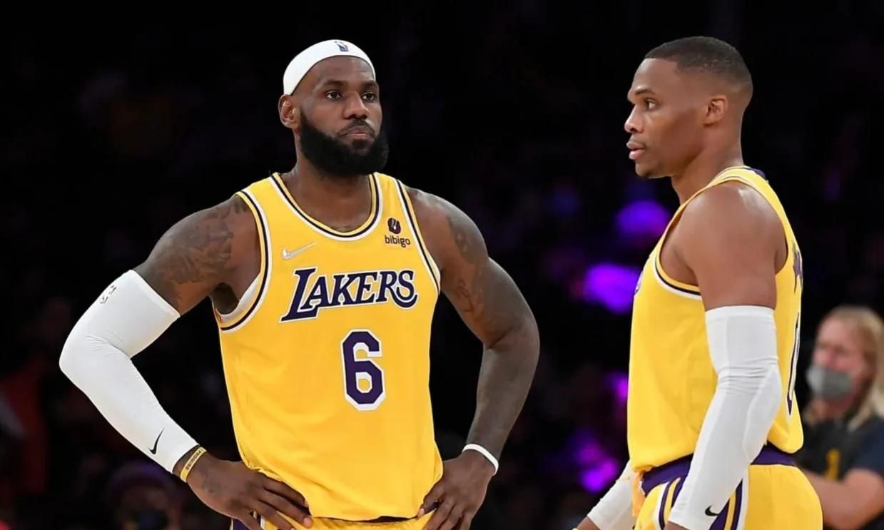 威少14投2中获詹姆斯力挺,詹姆斯表示专业运动员都有低迷的时候