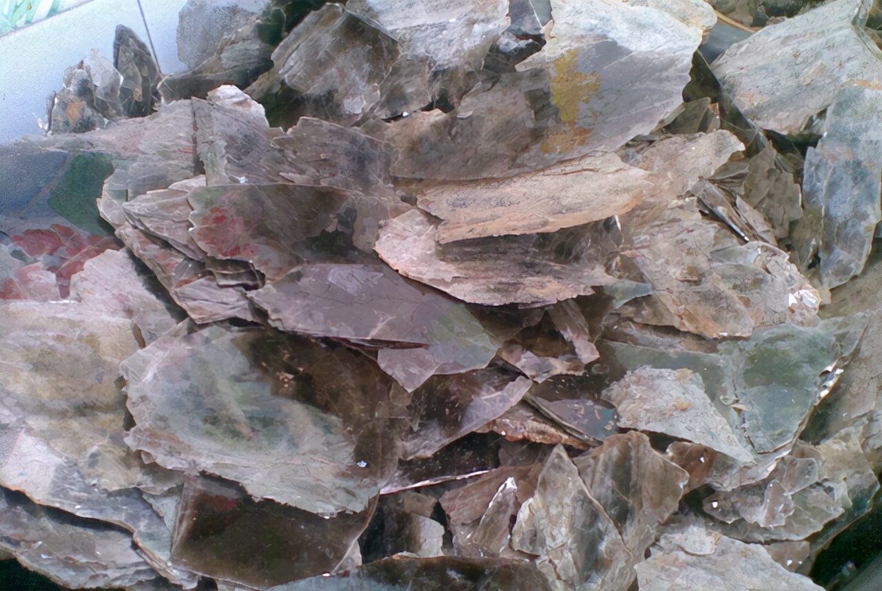 故宫养心殿有个雨罩,上面的瓦片透明,为何现代技术竟无法复制|云母