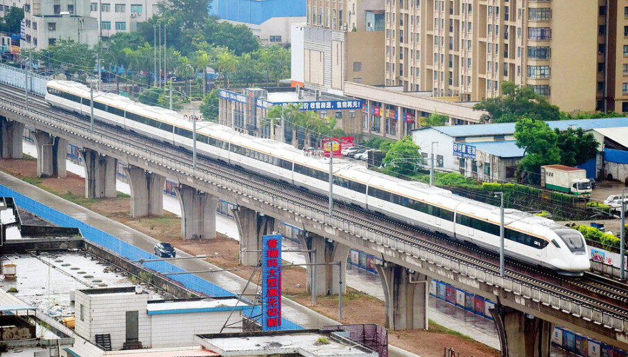 疾驰中的莞惠城际列车.