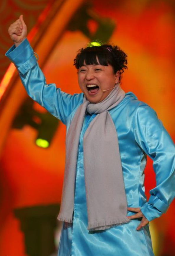 47岁笑星何晶晶回乡下商演体型壮硕双下巴突出老乡放鞭炮迎接