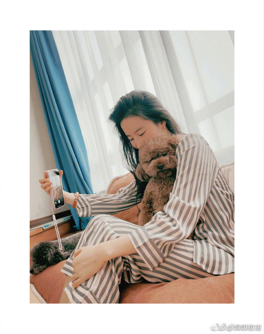 刘亦菲素颜喝咖啡,当年的"灵儿"回来了,这么多年过去了