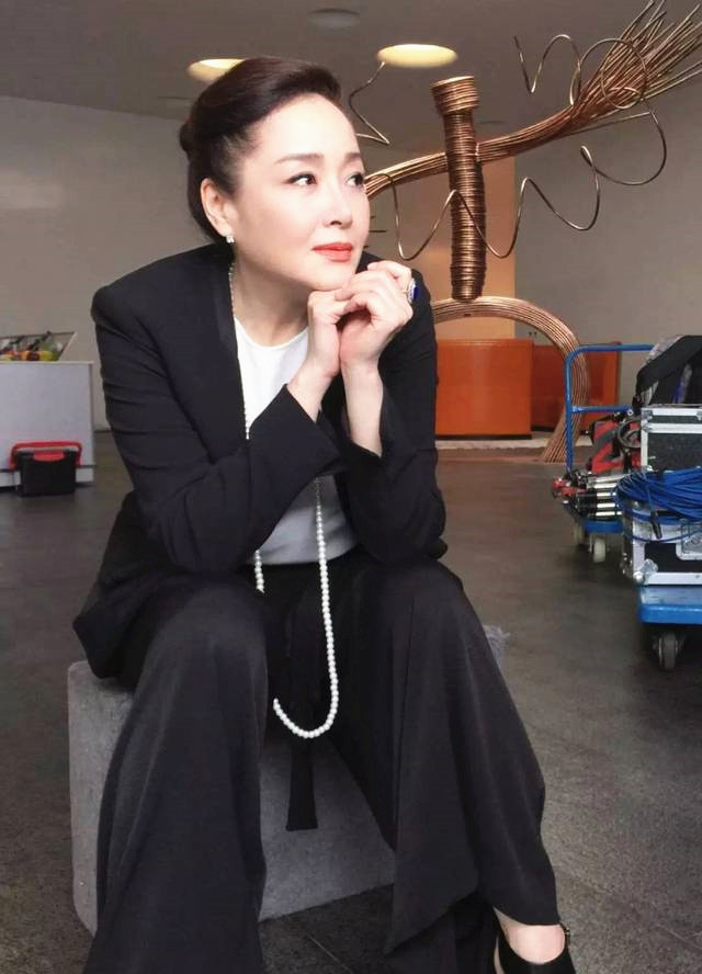 63岁恬妞和钟汉良同框穿白衬衫配黑蕾丝颜值依旧很抗打