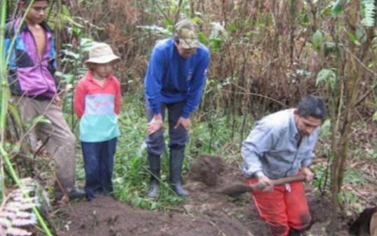 狗狗在野外发现异物,对着土地不停狂叫,主人挖开土后当场愣住休闲区蓝鸢梦想 - Www.slyday.coM 狗狗在野外发现异物,对着土地不停狂叫,主人挖开土后当场愣住休闲区蓝鸢梦想 - Www.slyday.coM