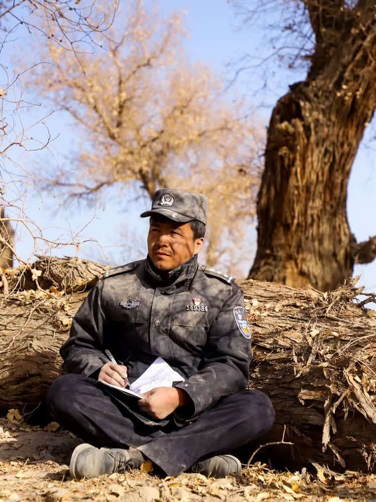 “最美基层民警”热合曼·艾海提：扎根胡杨林的“土警察”