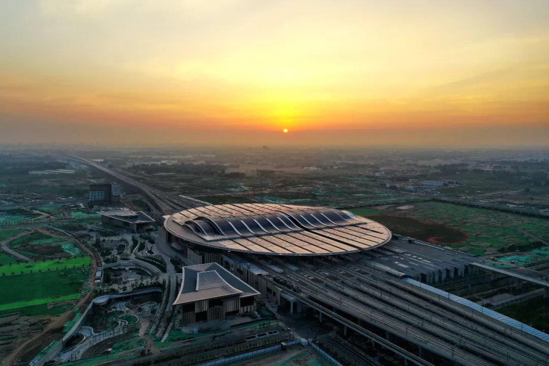 这是2021年7月1日在雄安新区京雄城际铁路雄安站拍摄的日出.