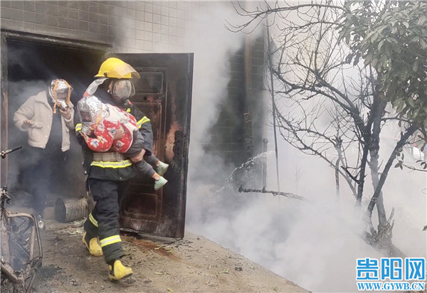 贵阳市一民房发生火灾消防员及时灭火并从火场救出7人