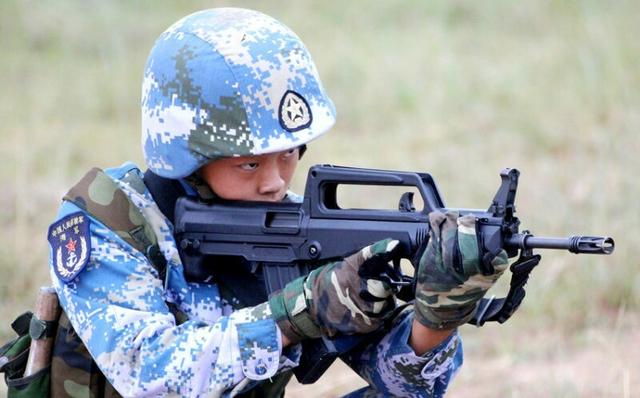 武装泅渡,散打剑术,野外演习……这些超负荷的训练是作为海军陆战队"