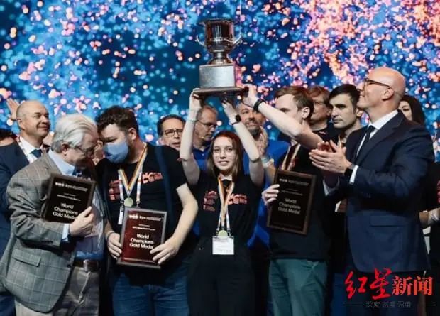 羡慕！俄罗斯00后天才情侣携手加入华为休闲区蓝鸢梦想 - Www.slyday.coM