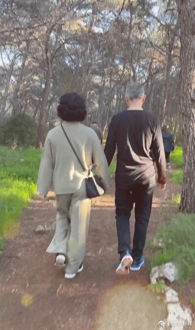 54岁金星与老公秀恩爱靠汉斯肩膀好甜网友像个慈祥的老太太