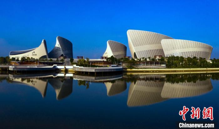 海峡文化艺术中心由5个花瓣式场馆组成，宛如一朵巨型茉莉花盛开在闽江江畔。　王东明 摄