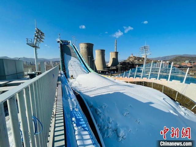 位于北京市石景山区的首钢滑雪大跳台已顺利完成第一阶段造雪。 首钢滑雪大跳台场馆运行团队供图