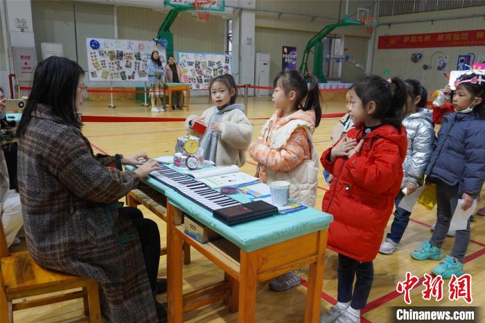 图为柳州市文韬小学学生现场选唱歌曲进行音乐测验. 何芳芸 摄