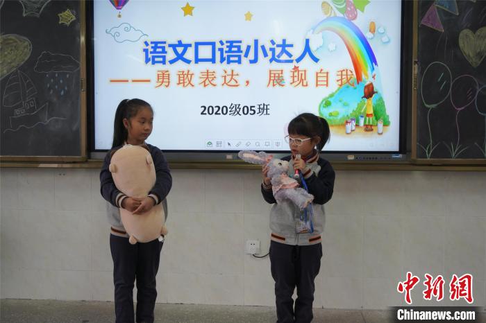 柳州市文韬小学让学生书写抽到的生字词,进行语文学科检测. 林馨 摄