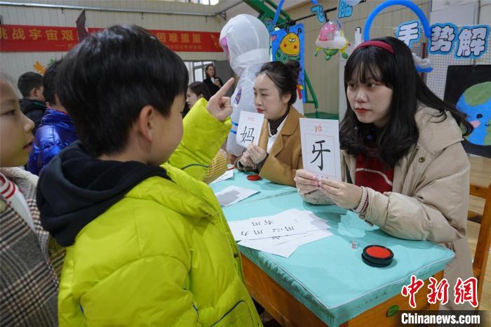 柳州市文韬小学让学生书写抽到的生字词,进行语文学科检测 林馨 摄