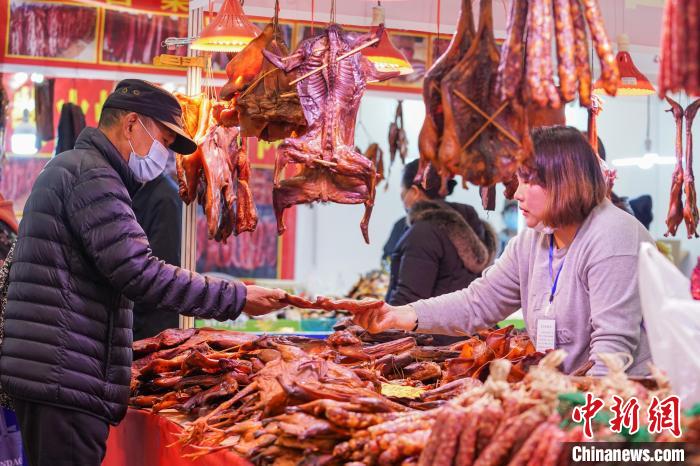 春节临近广西南宁市民选购年货