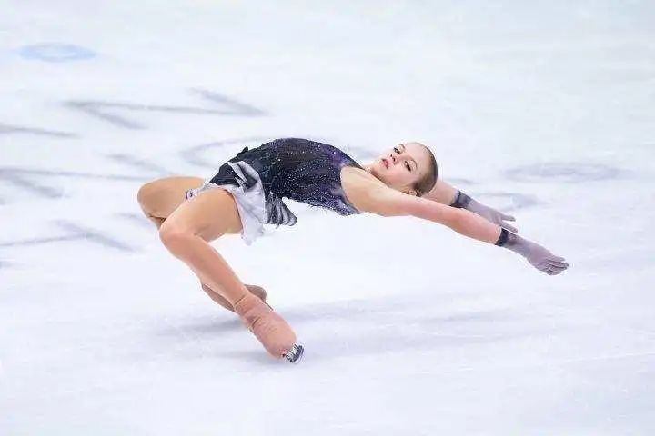 随后她又祭出大招,跳出了一个完美的后外点冰四周.