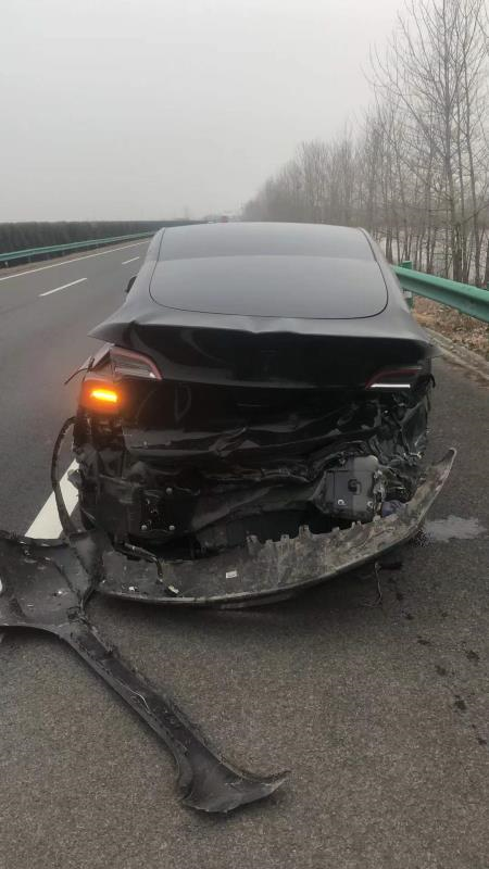 在经历后轮断轴,被大货车追尾,被推行300m之后,这辆特斯拉得气囊气帘