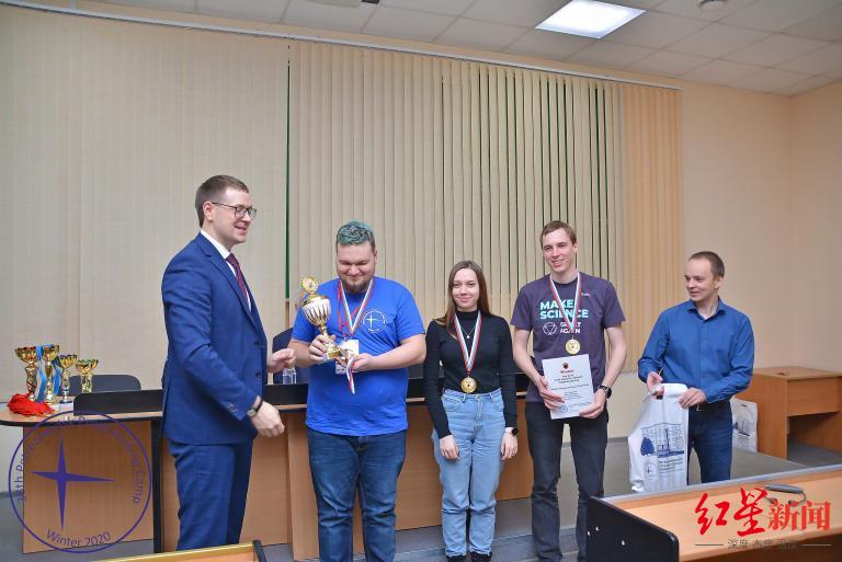 羡慕了！俄罗斯00后编程天才情侣携手加入华为休闲区蓝鸢梦想 - Www.slyday.coM