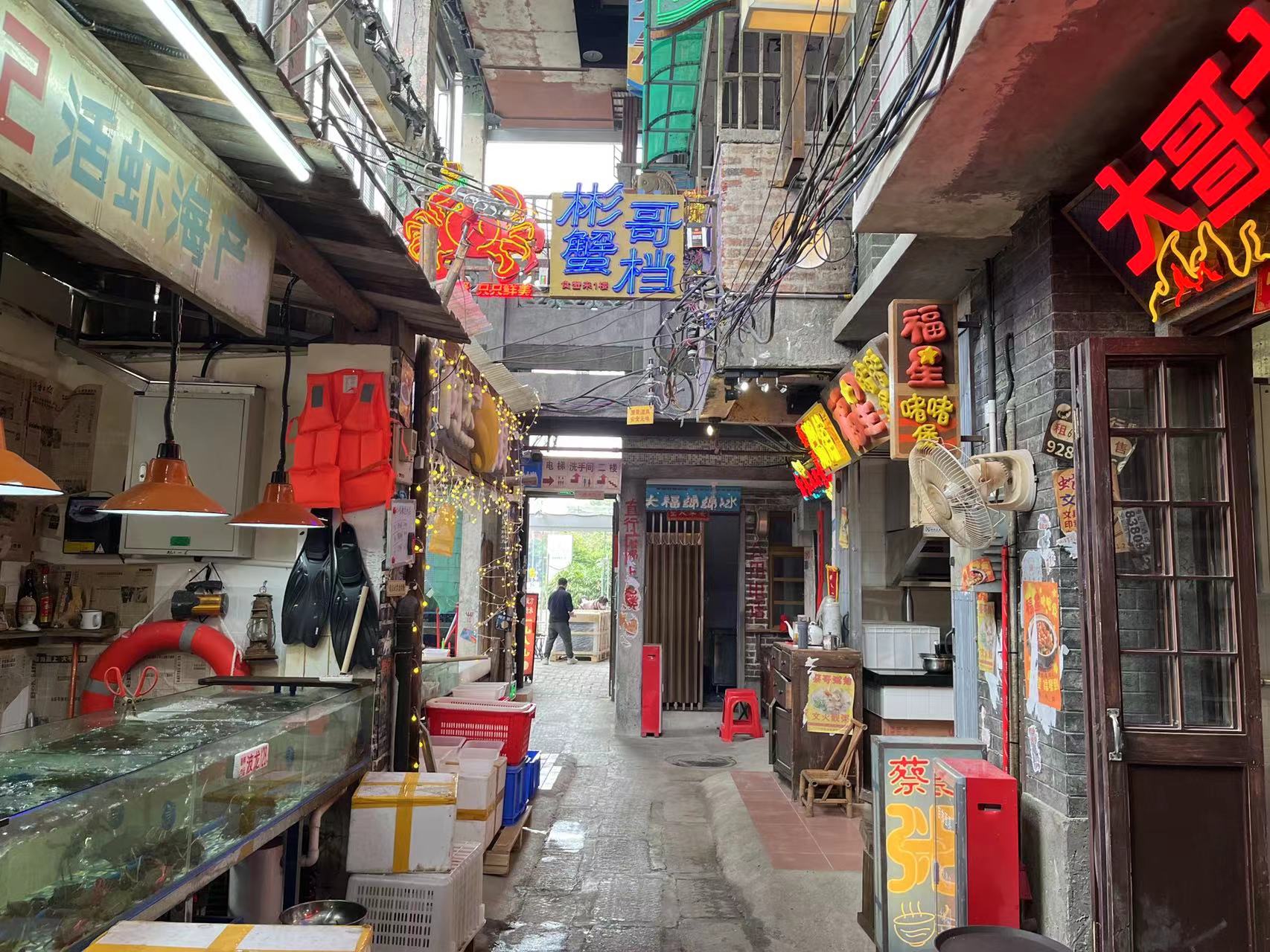 小龙虾让位给海鲜，能改变文和友在广深水土不服的现状吗？