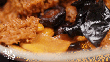 不过这次,四喜烤麸在盛鸿楼老板魏浩康的手中有了些许的小改良.