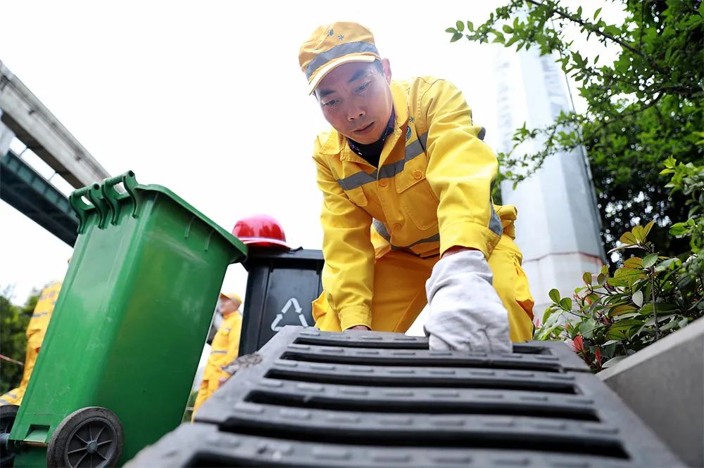 为下水口“刷牙”！重庆累计完成疏浚水篦子33.1万余个