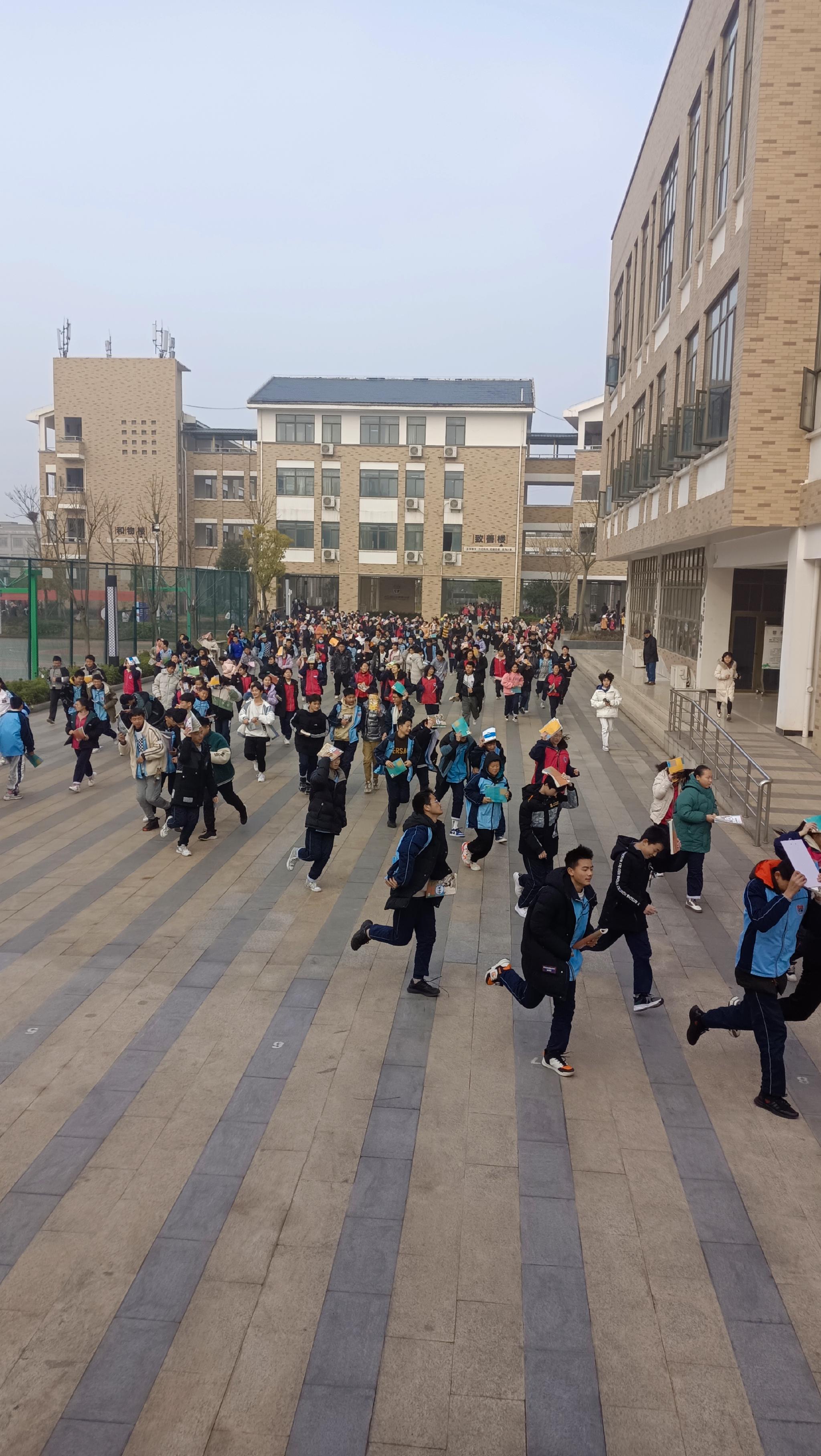 港城中学开展防震减灾疏散演练
