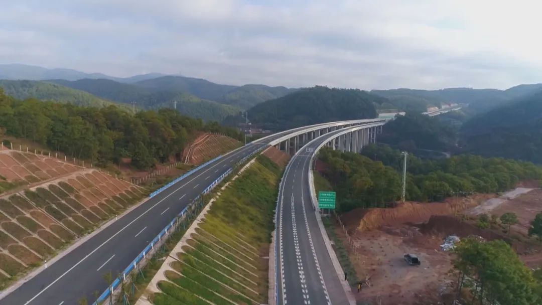 玉溪至楚雄高速公路是国家高速公路网规划中的联络线弥勒-楚雄高速
