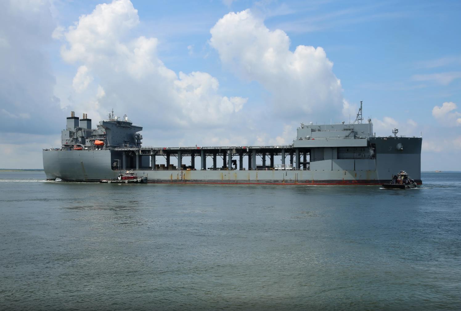 美海军远征基地舰排水量巨大担负重要使命