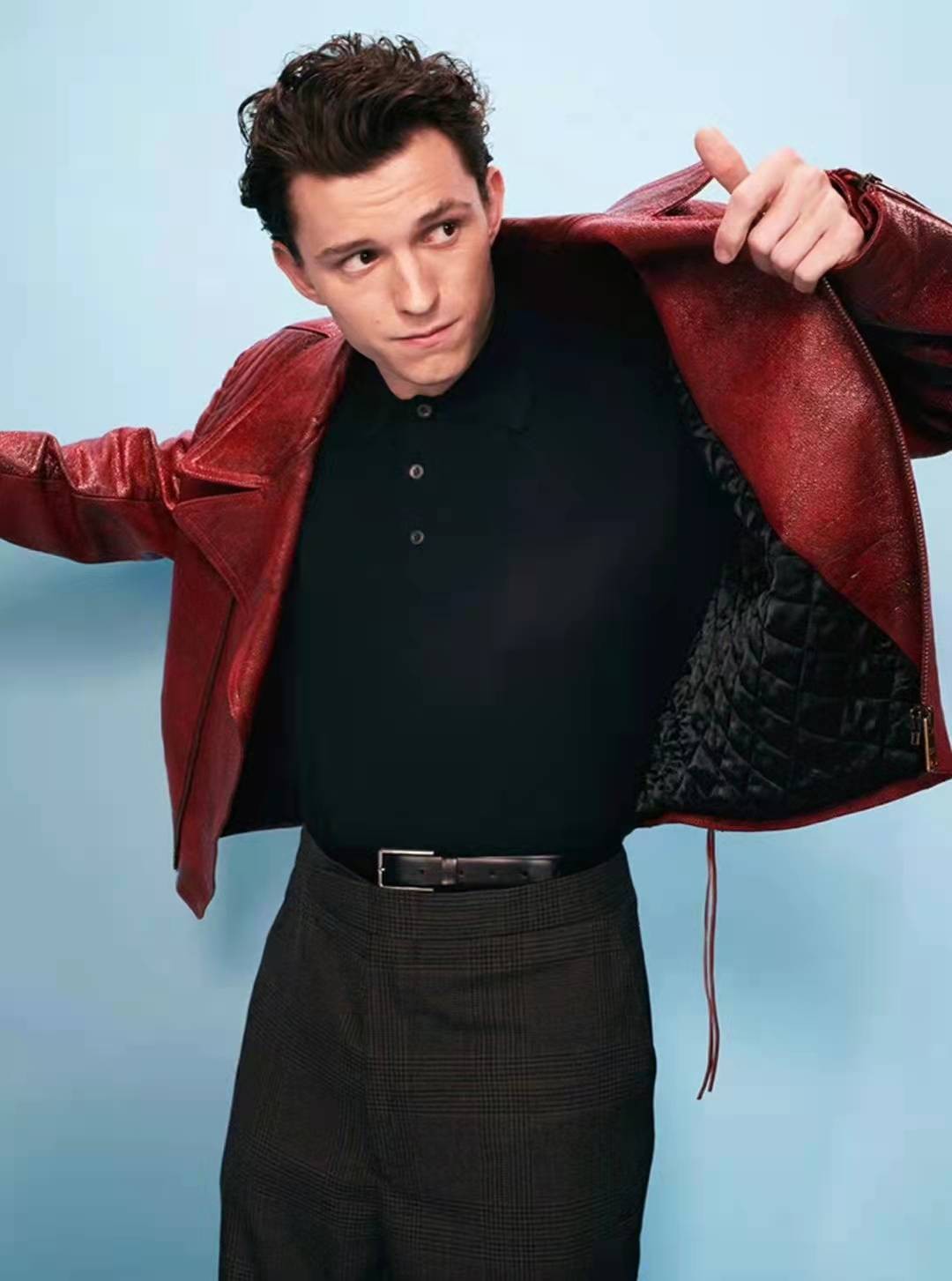 荷兰弟的身材原来这么好穿低领毛衣秀胸肌小蛮腰让女生都羡慕