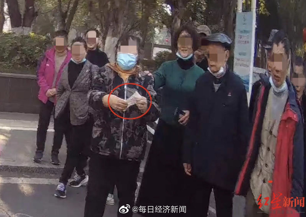 惊呆了！大妈捡到一张1.5亿元现金支票，你在路上捡过钱吗？休闲区蓝鸢梦想 - Www.slyday.coM