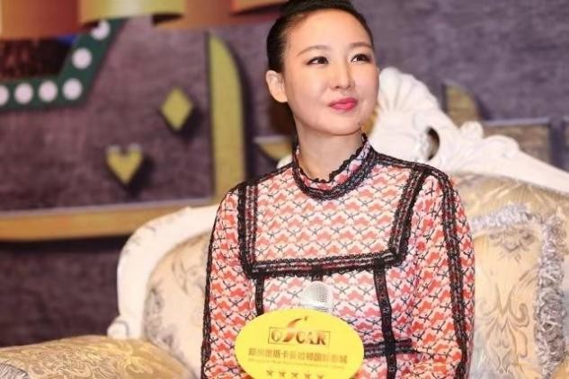 孙楠原配买红妹现身活动穿公主裙身材越发富态下巴痦子抢镜