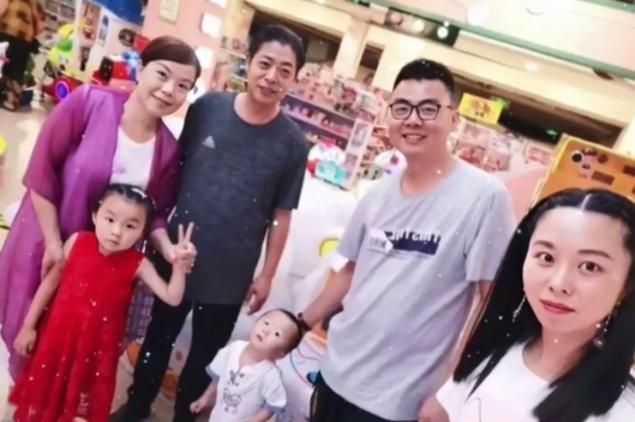 田静郭威逛旧货市场威威侧脸像许舅舅直言过年不回九江