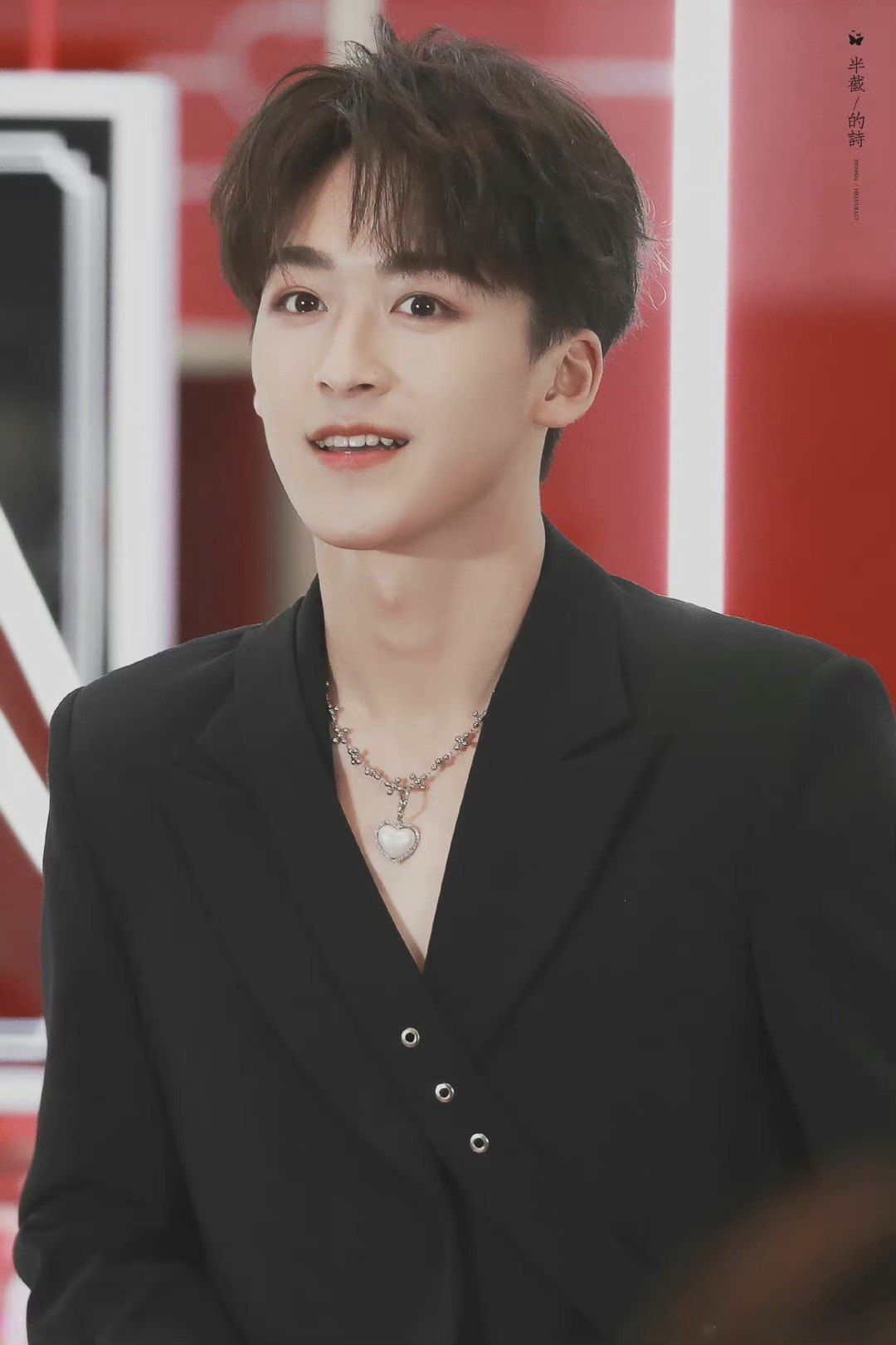 何洛洛线下活动造型黑色真空西装搭配爱心项链