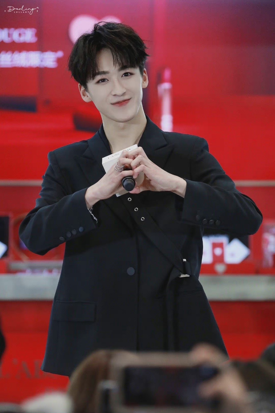 何洛洛线下活动造型黑色真空西装搭配爱心项链