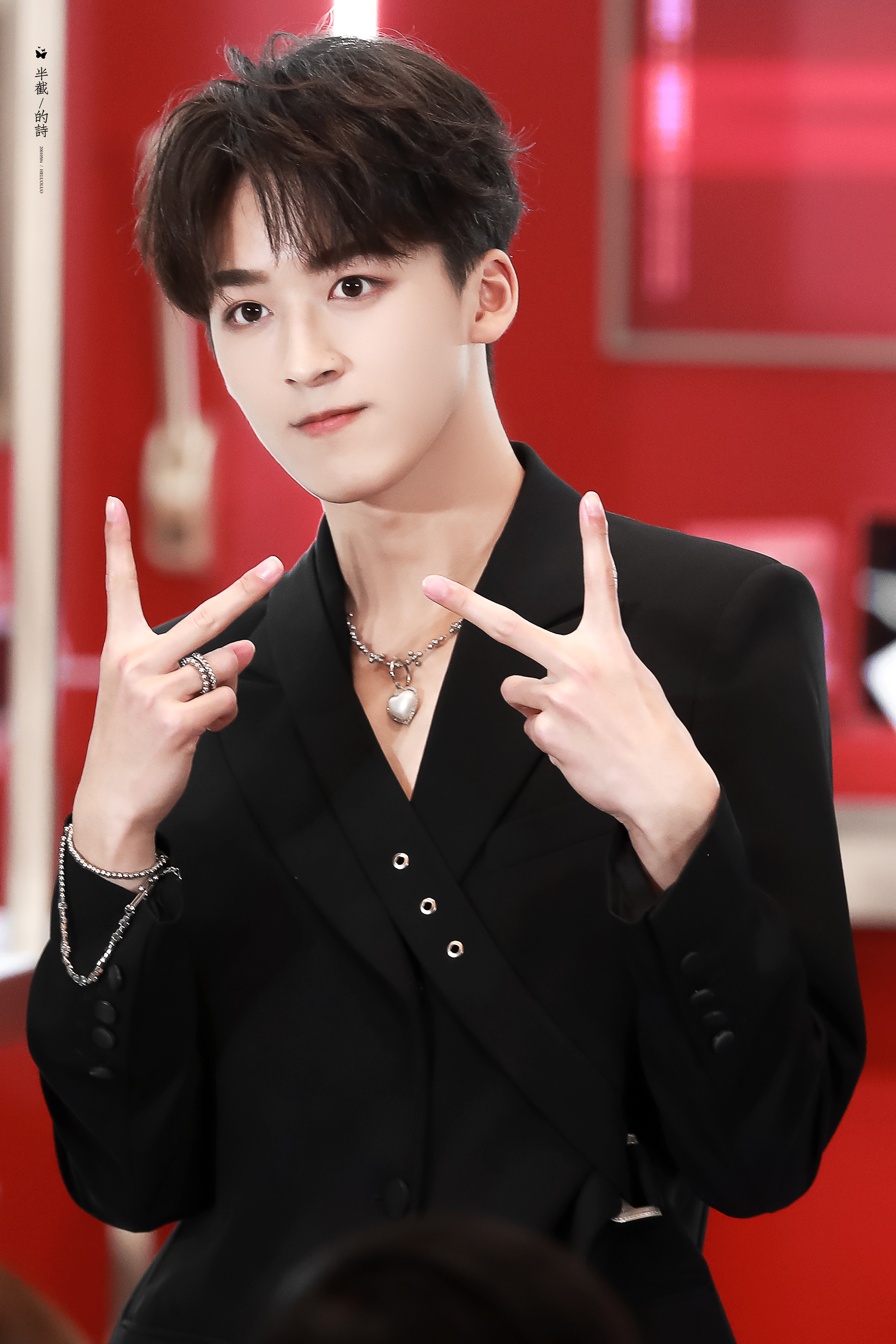 何洛洛石家庄品牌活动饭拍身穿黑色真空西装