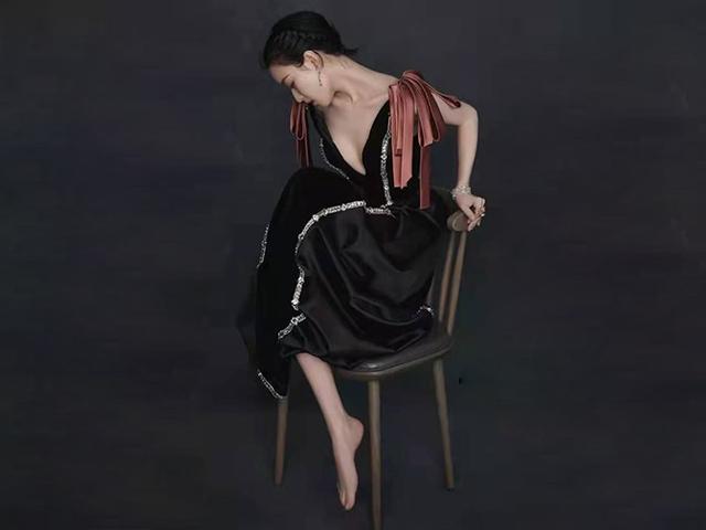 倪妮坐在椅子上拍写真穿低领长裙秀曲线美坐姿豪放惹争议