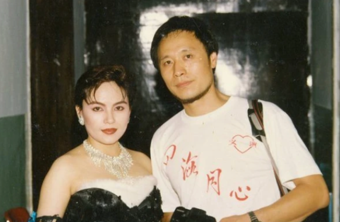 当众人捂脸哭泣,皱纹明显十分憔悴|千百惠|高大林|皱纹_新浪新闻