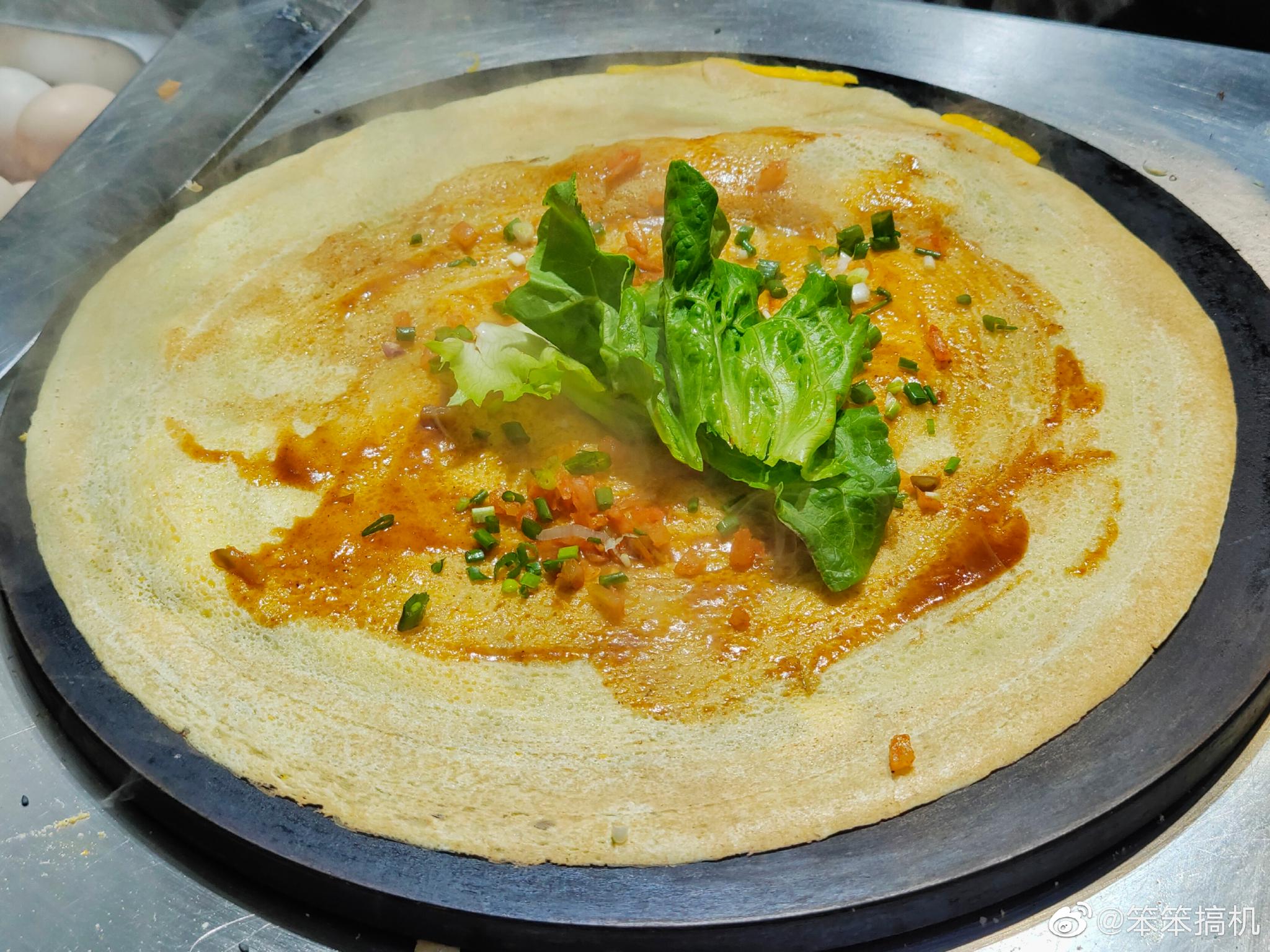 热气腾腾的煎饼果子好吃哭了
