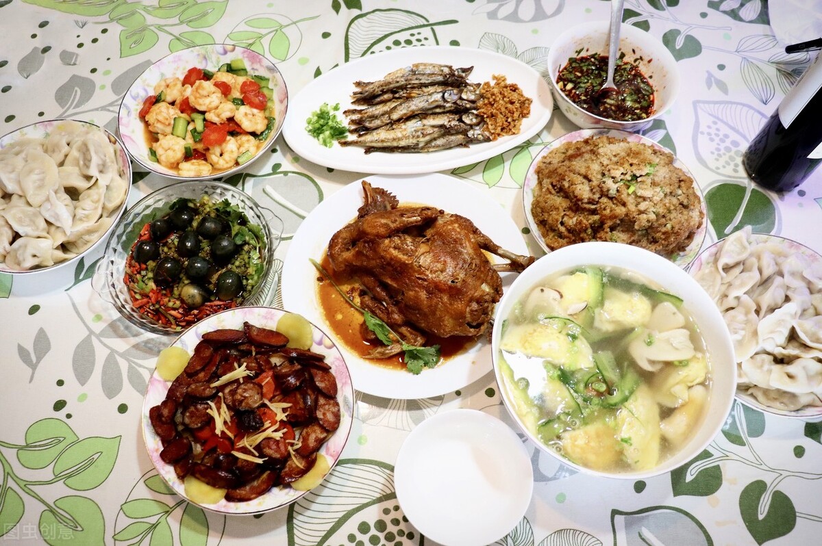 除了以上5样必吃的食物,在年夜饭桌上人们还会做各种各样的菜品摆上桌