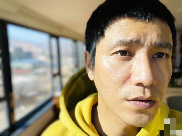 陈尊佑19岁生日晒照与幼时大不同五官神似陈坤戴耳钉手臂纹身