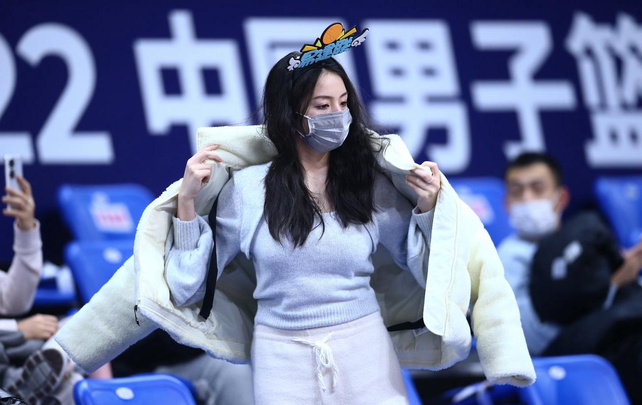 美丽的女球迷亮相cba赛场她们戴着口罩却更显得活力四射
