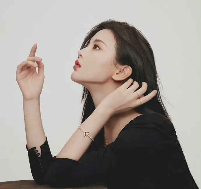 杨超越新鲜拍摄大片侧颜眼神杀公主切造型好酷好飒