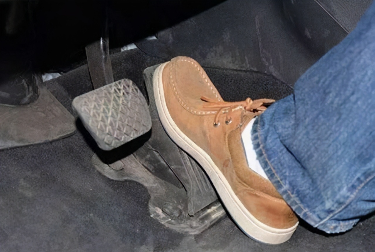 为啥有人开车油门总是一踩一松技术太菜吗