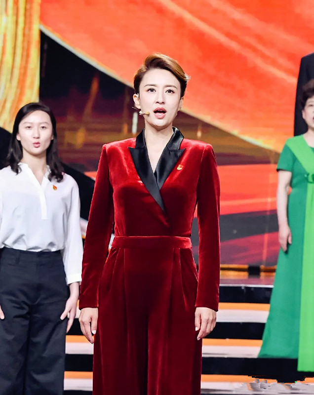 40岁的张蕾惊艳亮相穿丝绒长裙优雅气质主持界的颜值担当